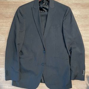 Kenneth Cole Reaction Suit 38R Blazer 40S Pants Dark Navy with Grey Pinstripes